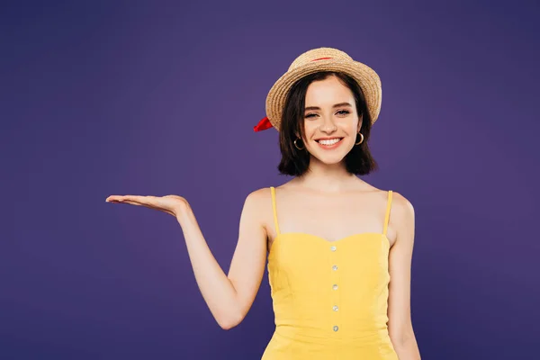 Menina Sorridente Chapéu Palha Apontando Com Mão Isolada Roxo — Fotografia de Stock