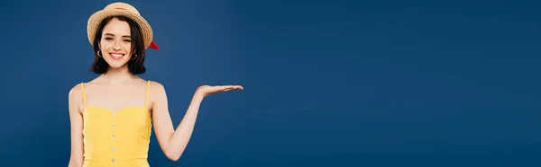Панорамный Снимок Улыбающейся Девушки Соломенной Шляпе Указывающей Рукой Фиолетовый — стоковое фото