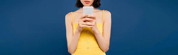 Περικομμένη Όψη Του Κοριτσιού Χρησιμοποιώντας Smartphone Απομονωθεί Μπλε — Φωτογραφία Αρχείου