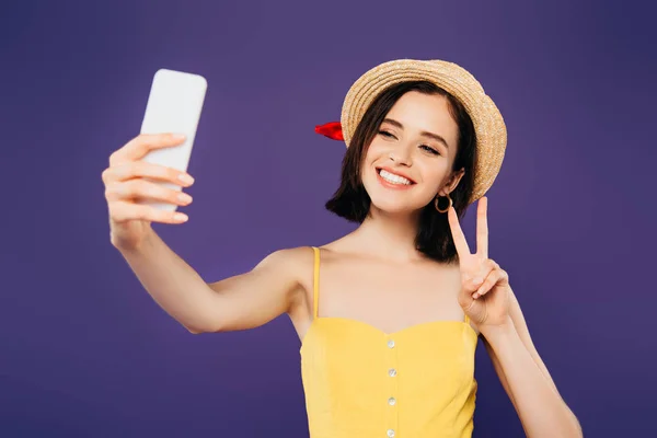 Sorridente Ragazza Cappello Paglia Scattare Selfie Smartphone Mostrando Segno Pace — Foto Stock