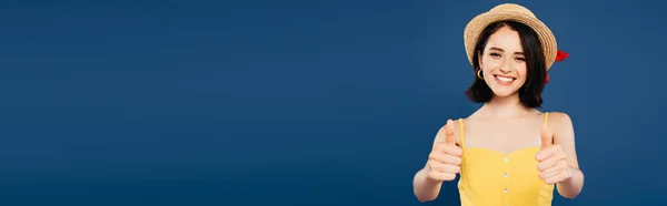 Панорамный Снимок Улыбающейся Красивой Девушки Соломенной Шляпе Показывающей Большие Пальцы — стоковое фото