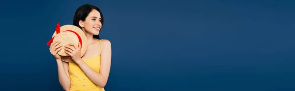 Panoramatický Záběr Usmívající Hezké Dívky Držící Slaměný Klobouk Izolovaný Modrém — Stock fotografie