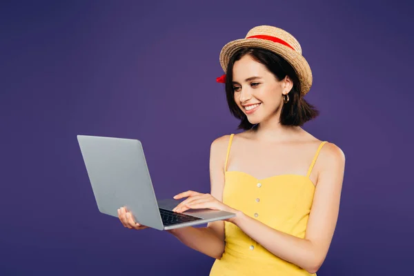 Menina Sorridente Chapéu Palha Usando Laptop Isolado Roxo — Fotografia de Stock