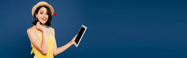 Podekscytowany Dziewczyna Słomy Kapelusz Gospodarstwa Cyfrowego Tablet Puste Ekranu Białym — Zdjęcie stockowe