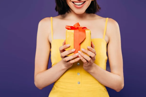 Vista Parcial Chica Sonriente Sosteniendo Presente Aislado Púrpura — Foto de Stock