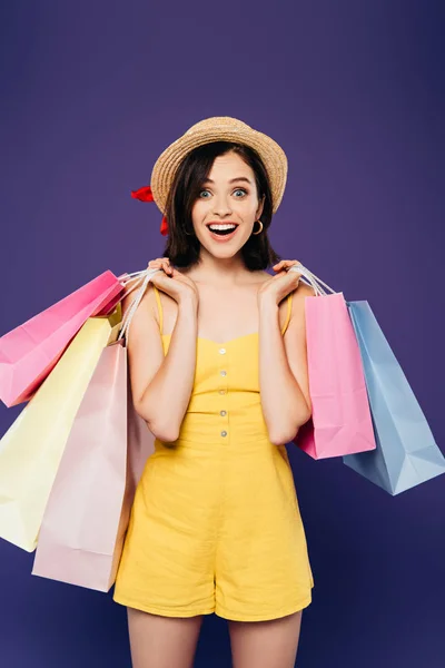 Aufgeregt Lächelndes Mädchen Mit Strohhut Und Einkaufstüten Auf Lila — Stockfoto