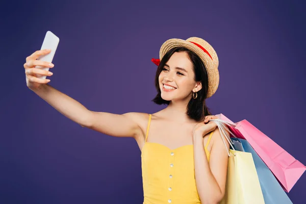 Menina Sorridente Chapéu Palha Com Sacos Compras Levando Selfie Smartphone — Fotografia de Stock