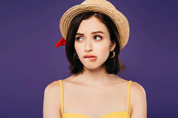 Confused Girl Straw Hat Looking Away Isolated Purple — Stock Photo, Image