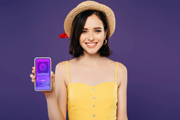 Menina Sorridente Chapéu Palha Segurando Smartphone Com Aplicativo Compras Isolado — Fotografia de Stock