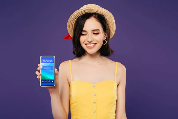 Smiling Girl Straw Hat Holding Smartphone Booking App Isolated Purple — Stock Photo, Image