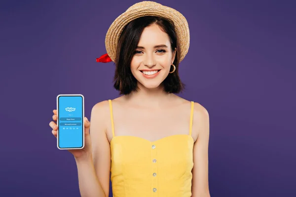 Kyiv Ukraine July 2019 Smiling Girl Straw Hat Holding Smartphone — Stock Photo, Image