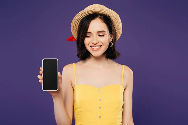 Smiling Girl Straw Hat Holding Smartphone Blank Screen Isolated Purple — Stock Photo, Image