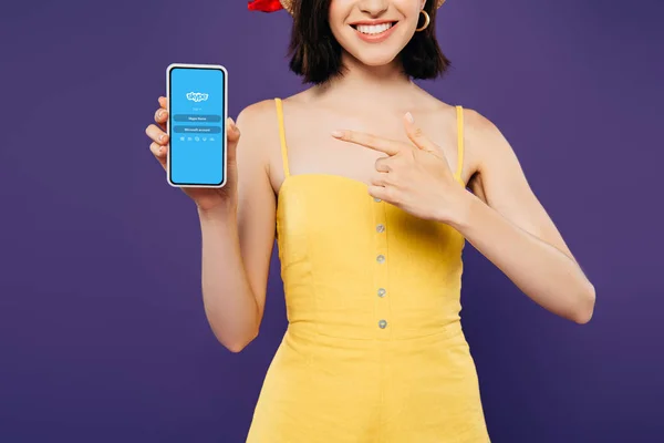 乌克兰 2019年7月3日 剪贴画的女孩在草帽指着手指在智能手机与Skype应用程序隔离在紫色 — 图库照片
