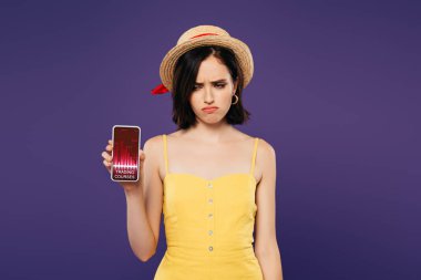 hasır şapka lı üzgün güzel kız, ticaret kursları uygulaması ile akıllı telefon tutan mor 