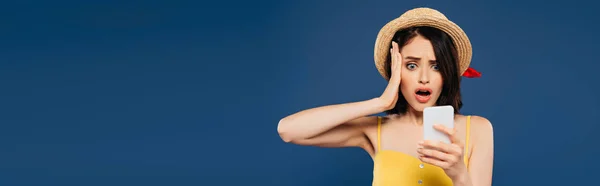 Πανοραμική Βολή Του Σοκαρισμένοι Όμορφο Κορίτσι Ψάθινο Καπέλο Χρησιμοποιώντας Smartphone — Φωτογραφία Αρχείου