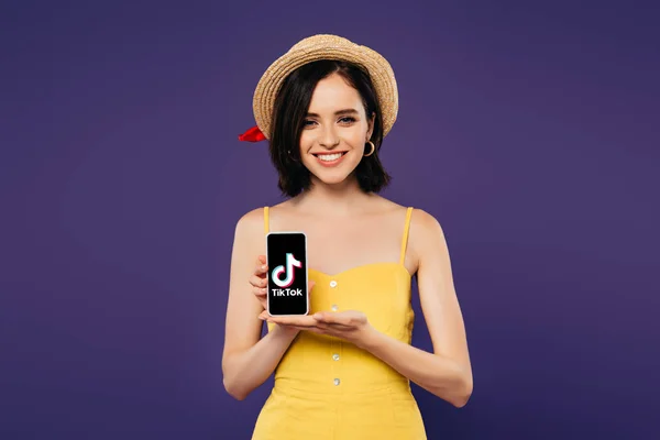Kijev Ukrajna Július 2019 Mosolygó Csinos Lány Szalmakalapot Holding Okostelefon — Stock Fotó
