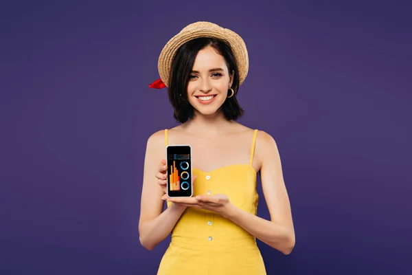 Sorrindo Menina Bonita Chapéu Palha Segurando Smartphone Com Aplicativo Negócios — Fotografia de Stock