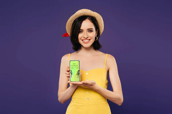 Sorrindo Menina Bonita Chapéu Palha Segurando Smartphone Com Melhor Aplicativo — Fotografia de Stock