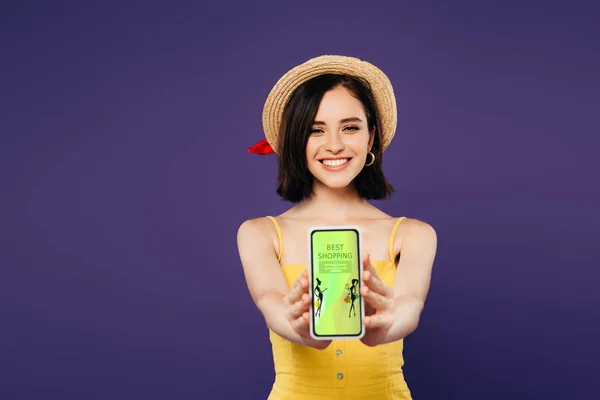 Selectieve Focus Van Glimlachend Mooi Meisje Stro Hoed Presenteren Smartphone — Stockfoto