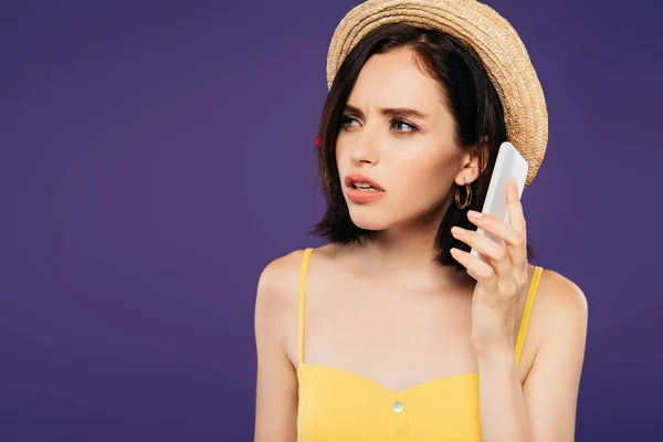Hasır Şapkalı Endişeli Güzel Kız Mor Izole Akıllı Telefon Konuşuyor — Stok fotoğraf