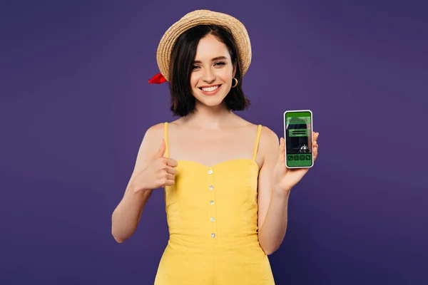 Lächelndes Hübsches Mädchen Mit Strohhut Zeigt Daumen Hoch Während Smartphone — Stockfoto