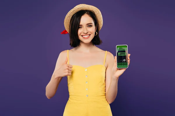 Smiling Pretty Girl Straw Hat Showing Thumb While Holding Smartphone — Stock Photo, Image