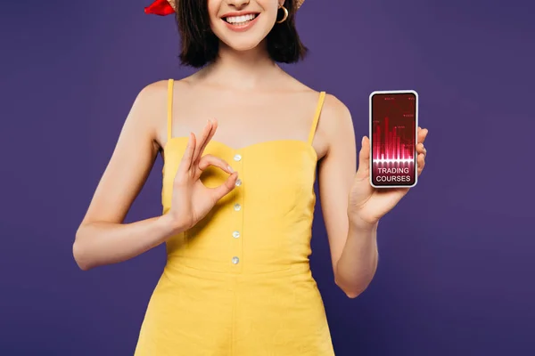 Vista Ritagliata Ragazza Sorridente Possesso Smartphone Con Corsi Trading App — Foto Stock