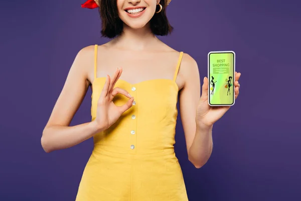 Przycięte Widok Uśmiechniętą Dziewczynę Gospodarstwie Smartphone Modą Zakupy Aplikacji Pokazując — Zdjęcie stockowe