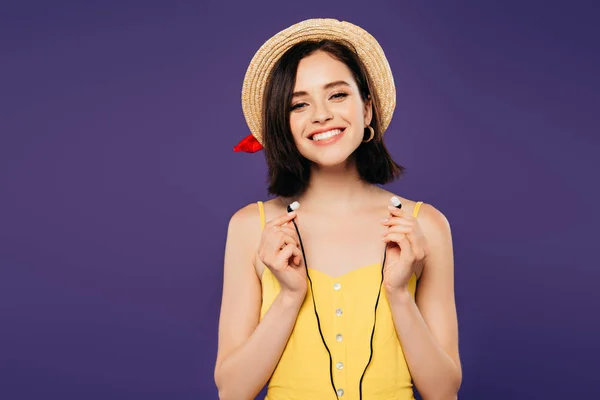 Sonriente Chica Bonita Sombrero Paja Sosteniendo Auriculares Aislados Púrpura — Foto de Stock