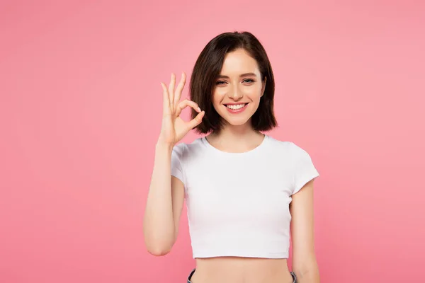 Lächelndes Hübsches Mädchen Zeigt Okay Zeichen Isoliert Auf Rosa — Stockfoto