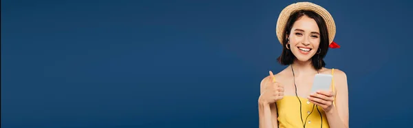 Панорамный Снимок Улыбающейся Красивой Девушки Соломенной Шляпе Слушающей Музыку Наушниках — стоковое фото