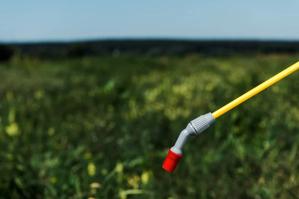 Messa Fuoco Selettiva Spray Tossico Vicino Erba Verde Fuori — Foto Stock