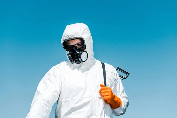 Exterminator White Uniform Latex Glove Holding Spray — Stock Photo, Image