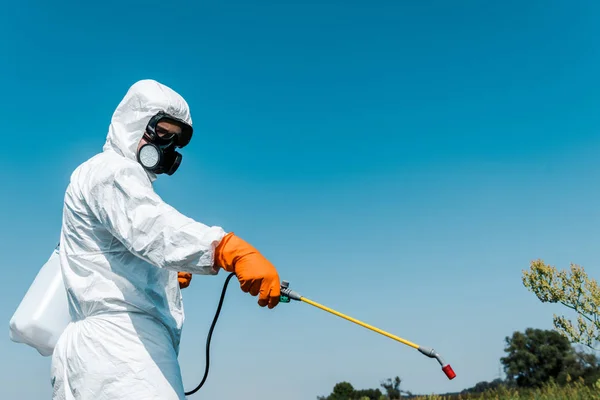 Exterminátor Ochranné Uniformě Držící Toxický Postřik Vně — Stock fotografie