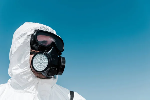 Exterminator White Uniform Protective Mask Blue Sky — Stock Photo, Image