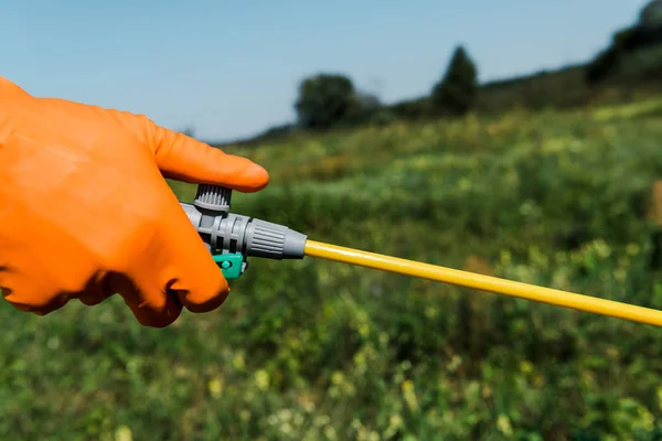 Vista Ritagliata Dello Sterminatore Lattice Guanto Tenuta Spray All Esterno — Foto Stock