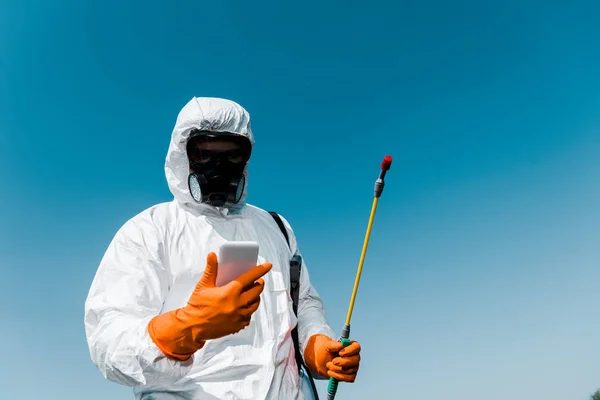 Exterminator Using Smartphone While Holding Spray Sky — Stock Photo, Image