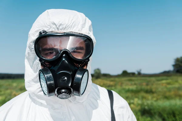 Exterminator Skin Uniform Beschermend Masker Kijkend Naar Camera Tegen Hemel — Stockfoto