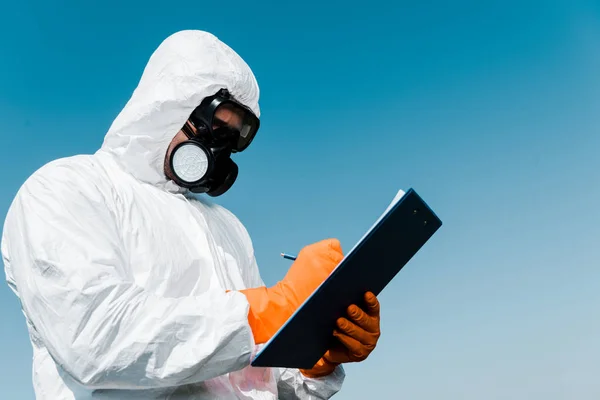 Man Protective Mask Uniform Writing Holding Clipboard — Stock Photo, Image