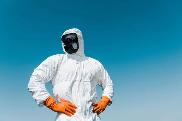 Exterminador Máscara Protectora Uniforme Pie Con Las Manos Las Caderas — Foto de Stock