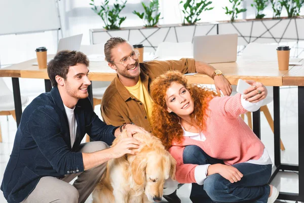 Three Smiling Friends Taking Selfie Cute Golden Retriever — Stock Photo, Image