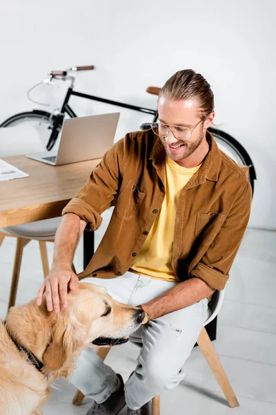 Lächelnder Und Gutaussehender Mann Streichelt Niedlichen Golden Retriever Büro — Stockfoto