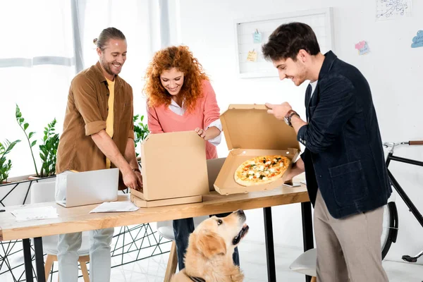 Drei Lächelnde Bösewichte Mit Pizzaschachteln Büro — Stockfoto