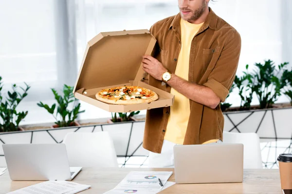 Beskuren Över Affärsman Holding Box Med Pizza Office — Stockfoto