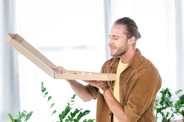 Guapo Hombre Negocios Con Los Ojos Cerrados Oliendo Pizza Caja — Foto de Stock