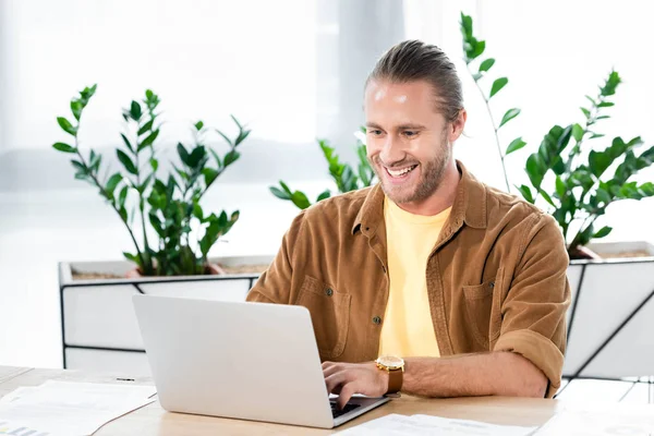 Knappe Lachende Zakenman Zittend Aan Tafel Het Gebruik Van Laptop — Stockfoto