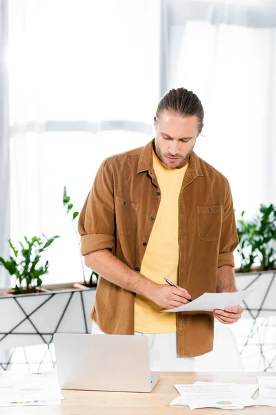 Handsome Man Doing Paperwork Looking Laptop Office — Stock Photo, Image