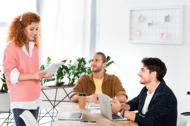 yakışıklı ve gülümseyen arkadaşlar dijital tablet ile çekici kadın bakıyor 