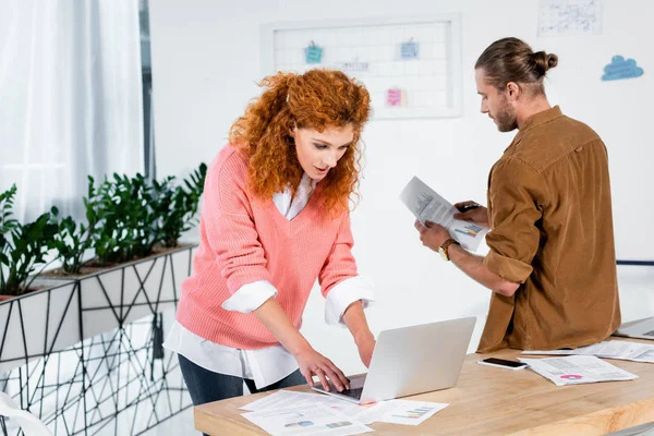 Due Amici Che Fanno Scartoffie Utilizzano Computer Portatile Ufficio — Foto Stock