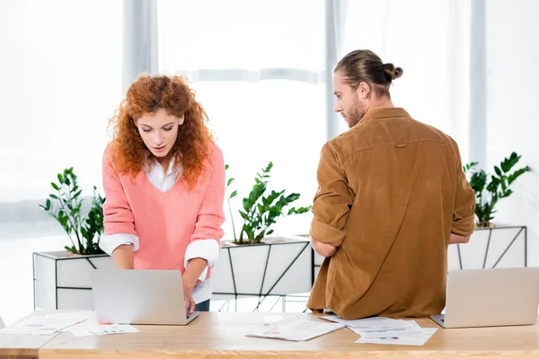 Attraktiv Kvinna Med Hjälp Laptop Och Man Tittar Henne — Stockfoto